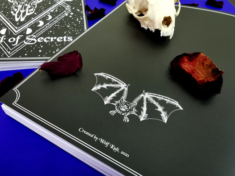 Puede incluir: Un libro negro con una ilustraci&oacute;n de murci&eacute;lago blanco y el texto "Creado por Wolf Kulf, 2021".