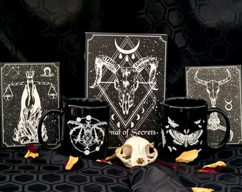 Goth Sammler Geschenkbox • Notizbuch, 2 Tassen & 2-4 Drucke Geschenkset • Gothic Home Decor • Einweihungsparty Geschenk • Astrologie Liebhaber • Wolf Kult