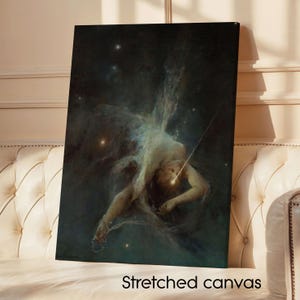 Könnte beinhalten: Aufgespanntes Leinwand-Kunstdruck mit einem klassischen Gemälde einer Figur inmitten eines Nebels, mit einem hellen Licht, das von der Brust der Figur ausgeht. Das Kunstwerk ist vor einem dunklen Hintergrund mit sichtbaren Sternen platziert. Der Text "Stretched canvas" steht unten.