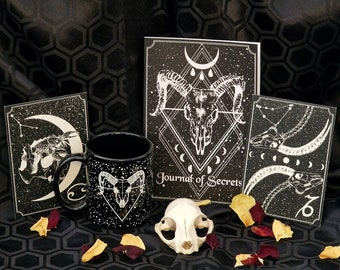 Goth Cutie Geschenkbox • Notizbuch, Tasse & 1-2 Drucke Geschenkset • Gothic Home Decor • Einweihungsparty Geschenk • Astrologie Liebhaber • Wolf Kult