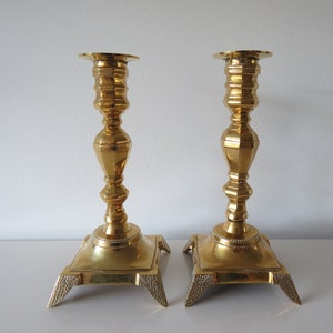 Um conjunto de castiçais / castiçais holandeses em latão da década de 1970.