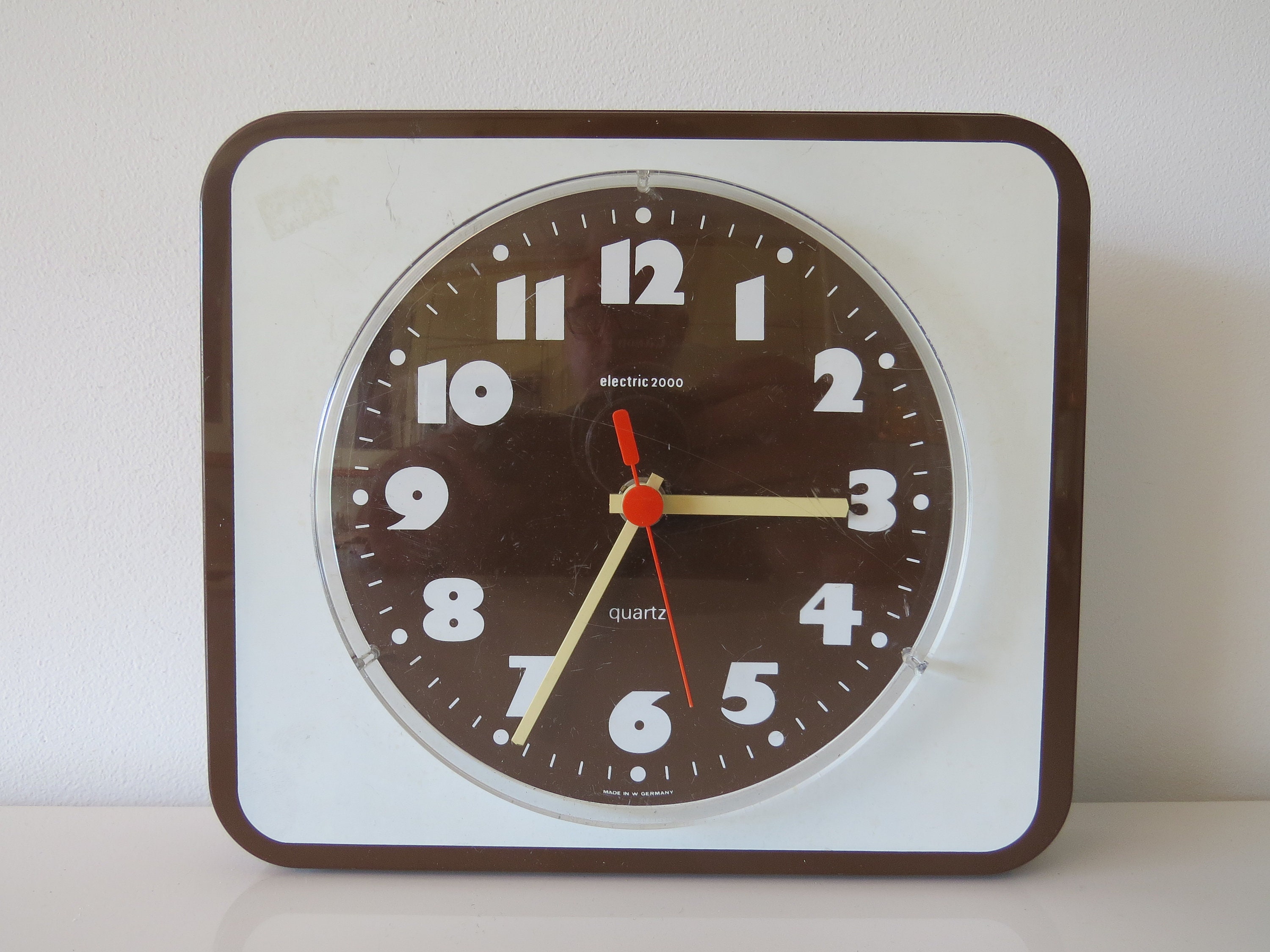壁掛け時計プラスチック電気 2000。西ドイツ。スペースエイジ。世紀