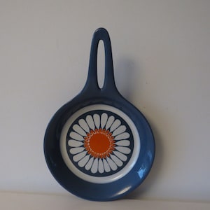 Turi Design Norwegen, Figgjo Flint, Schüssel / Pfanne. Gänseblümchen. 1970er Jahre. Mitte des Jahrhunderts. Jahrgang