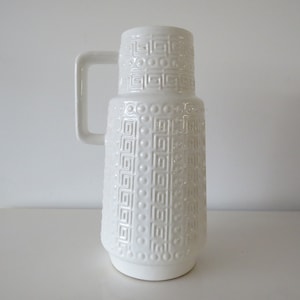 Vaso de barro branco W-Alemanha. Decoração geométrica, década de 1960. Meio século. Vintage.