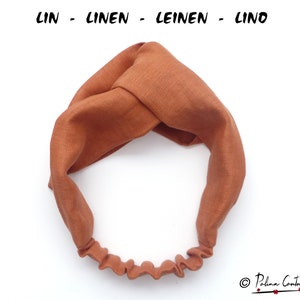Puede incluir: Una diadema anudada de lino marrón. La diadema está hecha de una tela suave y natural y está diseñada para ser cómoda de llevar.
