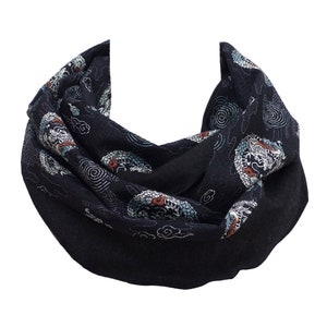 Könnte beinhalten: Ein dunkelblaues Halstuch mit einem sich wiederholenden Muster aus weißen, roten und blauen Drachen und Wolken. Der untere Teil des Halstuchs ist aus einfarbigem schwarzem Stoff. Dieses Halstuch ist zum Tragen um den Hals gedacht.