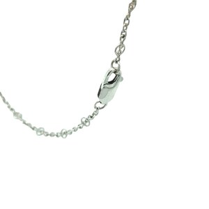 Op de afbeelding: Een zilveren ketting met een karabijn sluiting.