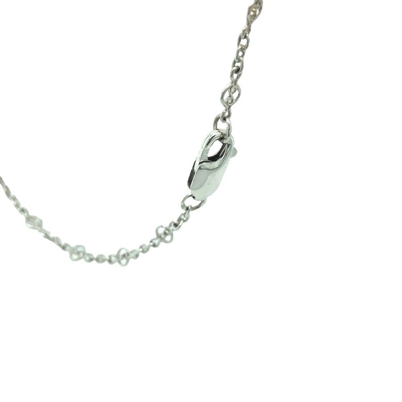 Op de afbeelding: Een zilveren ketting met een karabijn sluiting.