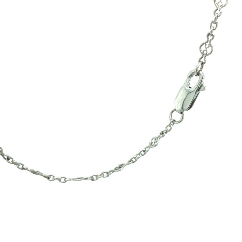 Op de afbeelding: Een zilveren ketting met een karabijn sluiting.