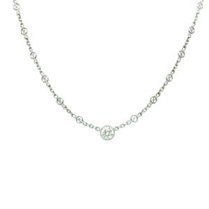 Op de afbeelding: Een delicate zilveren ketting met een enkele ronde diamanten hanger.