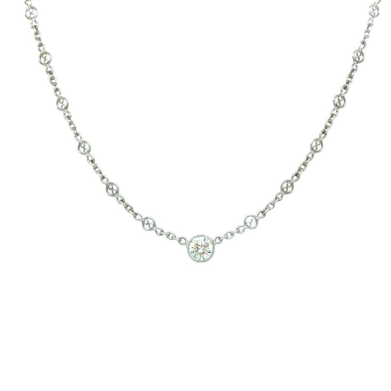 Op de afbeelding: Een delicate zilveren ketting met een enkele ronde diamanten hanger.