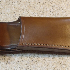 Funda para cuchillo hecha de cuero teñido de nogal de 8/9 oz para una hoja de 5,50&quot; x 1,25&quot; con un mango de 4,25&quot; de diámetro, presilla para cinturón de 2&quot; de ancho