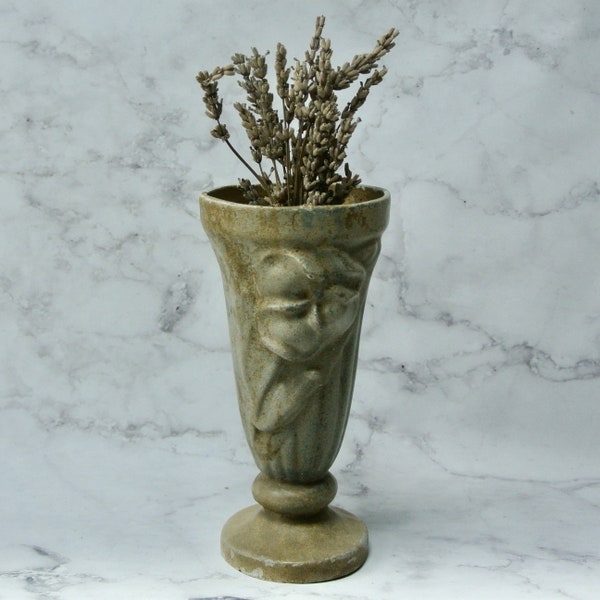 Vase en fonte émaillée de France Vase en forme d'urne de fleurs violettes, pierre tombale Art nouveau