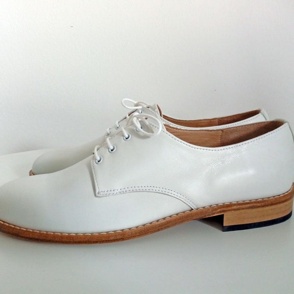Zapatos de cuero Oxford blancos, brogues planos hechos a mano para hombres y mujeres