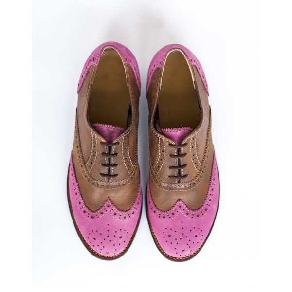Zapatos oxford hechos a mano en piel rosa y marrón para mujer