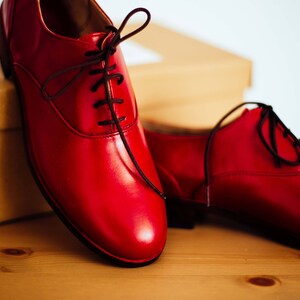 Women oxford shoes, red leather shoes, custom shoes, handmade shoes, flat and tie shoes. 画像 3