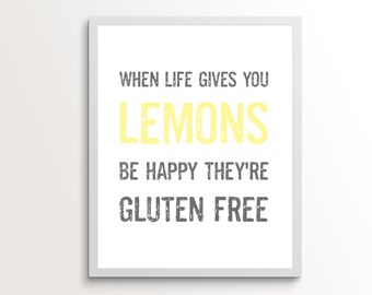 Può includere: Una stampa incorniciata bianca con il testo "When life gives you lemons, be happy they're gluten free". Il testo "lemons" è in giallo.