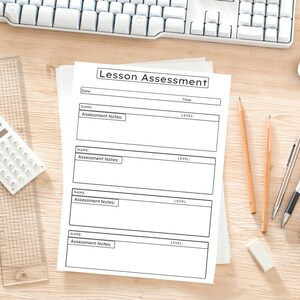 Op de afbeelding: Een printbaar lesbeoordelingsblad met vier secties voor namen van leerlingen, beoordelingsnotities en niveau. Het blad is ontworpen voor docenten om de voortgang van leerlingen bij te houden.