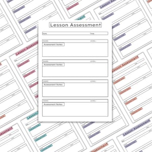 Op de afbeelding: Een printbaar lesbeoordelingsblad met vier secties voor namen van leerlingen, beoordelingsnotities en niveaus. Elke sectie heeft een lege ruimte om te schrijven.