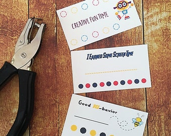 Könnte beinhalten: Drei weiße Karten mit bunten Illustrationen und Text. Die obere Karte zeigt eine Roboterillustration und den Text "Creative Fun Time". Die mittlere Karte zeigt den Text "I Earned Some Screen Time". Die untere Karte zeigt eine Bienenillustration und den Text "Good Bee-havior".