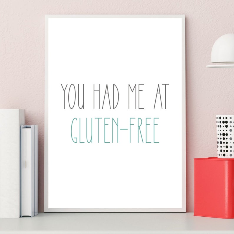 Pu&ograve; includere: Stampa incorniciata bianca con il testo "You had me at gluten-free" in lettere nere e turchese.