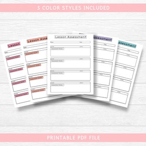 Op de afbeelding: Vijf printbare lesbeoordelingstemplates in verschillende kleuren: roze, oranje, paars, blauw en groen. Elke template heeft secties voor de naam van de leerling, de datum, de tijd, het niveau, de beoordelingsnotities en extra notities.