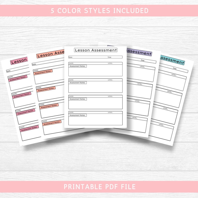 Op de afbeelding: Vijf printbare lesbeoordelingstemplates in verschillende kleuren: roze, oranje, paars, blauw en groen. Elke template heeft secties voor de naam van de leerling, de datum, de tijd, het niveau, de beoordelingsnotities en extra notities.