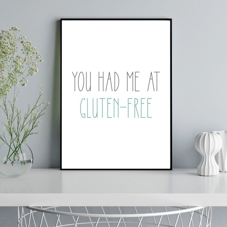 Pu&ograve; includere: Una stampa incorniciata nera con sfondo bianco e il testo "You had me at gluten-free" in nero e turchese.