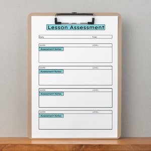 Op de afbeelding: Een wit clipboard met een bruin frame en een zwarte clip. Op het clipboard staat bovenaan in het blauw "Lesson Assessment". Er zijn vier secties op het clipboard, elk met de labels "Name", "Assessment Notes" en "Level".