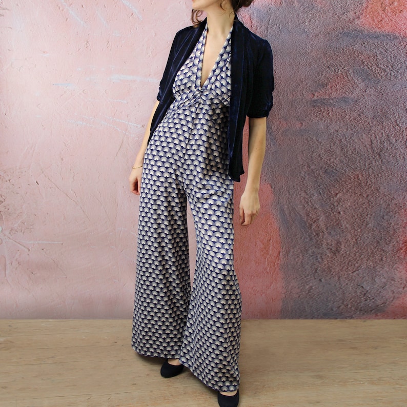 Vintage Wide Leg Pants & Beach Pajamas History     Navy and cream fan print crepe jumpsuit in vintage 1940s style  AT vintagedancer.com