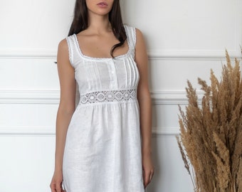 Robe de nuit en lin blanc avec dentelle de coton et boutons