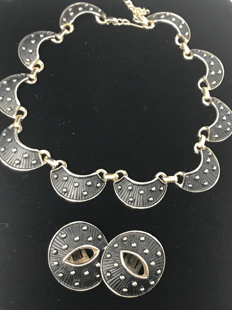 Vintage Costume Silver and Black Collar Necklace /& Earring Set Silvertone and Black Link Necklace or Choker with Clip-On Oval Earrings