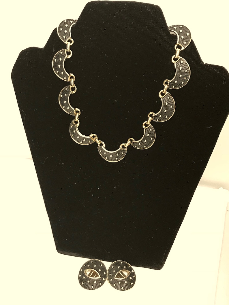 Vintage Costume Silver and Black Collar Necklace /& Earring Set Silvertone and Black Link Necklace or Choker with Clip-On Oval Earrings