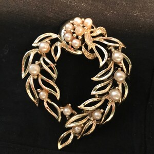 Vintage Costume Silver Tone Wreath and Pearl Brooch, Vintage Costume Jewelry Pearl Brooch, Christmas Wreath Brooch, Christmas Jewelry Gift