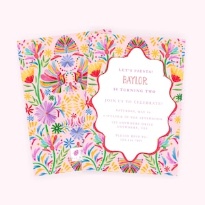 Könnte beinhalten: Eine rosafarbene Einladung mit einem bunten Blumenmuster und einem weißen Rand. Der Text lautet "Let's Fiesta! Baylor wird zwei Jahre alt. Feiern Sie mit uns! Samstag, 10. Mai, 16:00 Uhr, 123 Anywhere Drive, Anywhere, USA. Bitte melden Sie sich an: 123-456-7891."