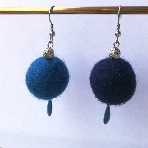Boucles d'oreilles - laine bouillie bleue et céramique