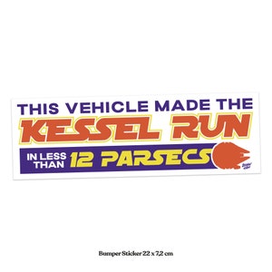 Può includere: Adesivo per paraurti bianco con testo blu, giallo e arancione che recita "Questo veicolo ha completato la corsa di Kessel in meno di 12 parsec". L'adesivo presenta anche una silhouette del Millennium Falcon.