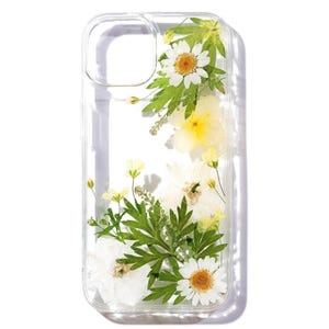 Könnte beinhalten: Eine transparente Handyhülle mit gepressten weißen und gelben Blumen und grünen Blättern im Inneren.