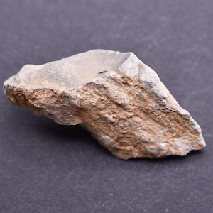 Stożek pęknięć Agoudal, impaktyt, krater, Astrobleme, struktury uderzeniowe, Maroko, okaz geologiczny
