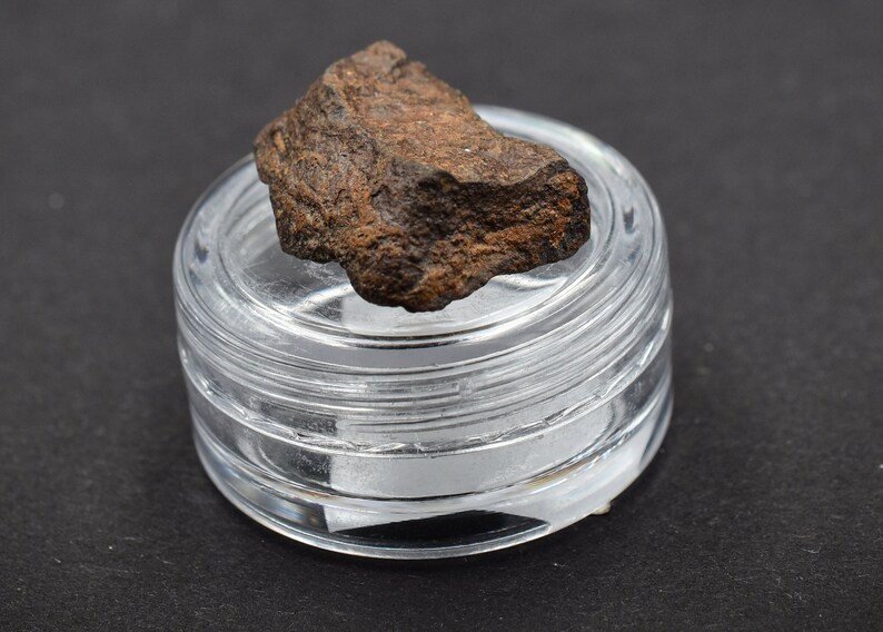 Amazing gift design statuette Saharan Desert NWA Stony Meteorite 4,15 g Great for Collectors Space NonCom Ordinary Chondrites
