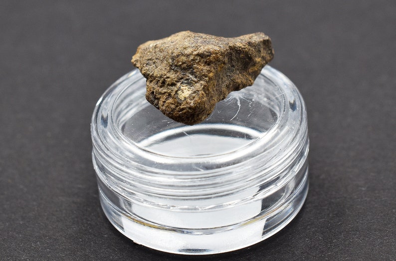NWA Stony Meteorite 3,05 g Great for Collectors NonCom Space Saharan Desert Amazing gift design statuette Ordinary Chondrites