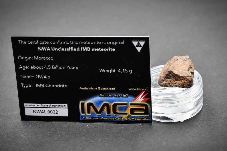 Amazing gift design statuette Saharan Desert NWA Stony Meteorite 4,15 g Great for Collectors Space NonCom Ordinary Chondrites