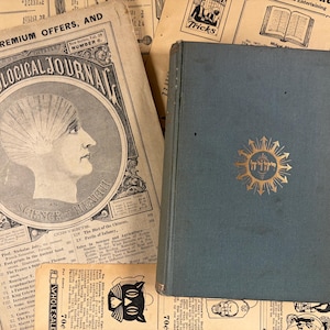 Puede incluir: Un libro antiguo de color verde azulado con un emblema dorado y un peri&oacute;dico vintage. El peri&oacute;dico se titula "Phrenological Journal" y presenta una ilustraci&oacute;n de perfil. El fondo est&aacute; lleno de recortes de peri&oacute;dicos antiguos.