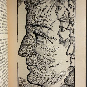 Puede incluir: Juego de tres tazas de cer&aacute;mica con acabado mate moteado. Cada taza presenta un color diferente: azul claro, crema y gris. Las tazas tienen un dise&ntilde;o simple y moderno y un asa c&oacute;moda.