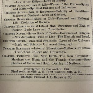 Puede incluir: Una p&aacute;gina de libro antiguo con una lista de t&iacute;tulos de cap&iacute;tulos y subt&iacute;tulos. El texto est&aacute; en tinta negra sobre papel crema envejecido. Los cap&iacute;tulos cubren temas como la Trinidad, la mec&aacute;nica celeste y la evoluci&oacute;n de la sociedad. Copyright 1884.