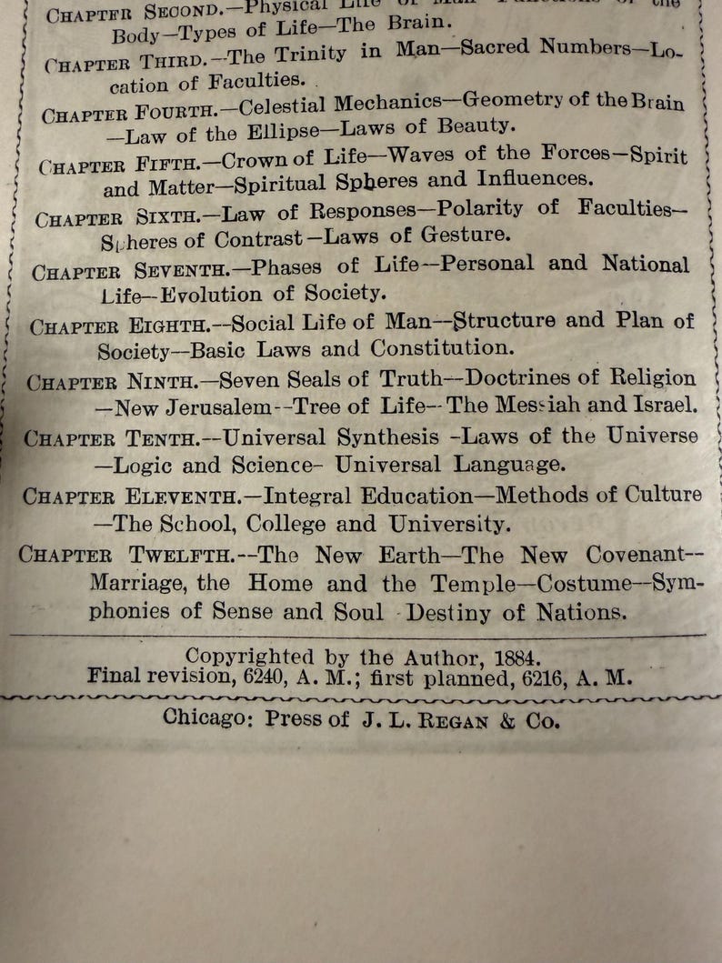 Puede incluir: Una p&aacute;gina de libro antiguo con una lista de t&iacute;tulos de cap&iacute;tulos y subt&iacute;tulos. El texto est&aacute; en tinta negra sobre papel crema envejecido. Los cap&iacute;tulos cubren temas como la Trinidad, la mec&aacute;nica celeste y la evoluci&oacute;n de la sociedad. Copyright 1884.