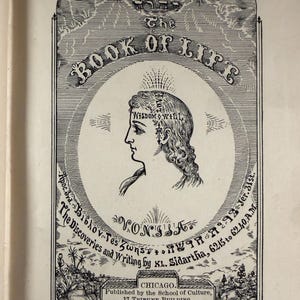 Puede incluir: Ilustraci&oacute;n en blanco y negro de una portada de libro titulada "The Book of Life". La portada presenta el perfil de una persona dentro de un c&iacute;rculo, con texto en ingl&eacute;s y otros idiomas. El libro fue publicado en Chicago.