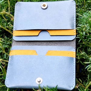 Cartera de piel genuina de vacuno. Cartera de cuero de moda. Cartera unisex de piel. Cartera de cuero hecha a mano con botón.