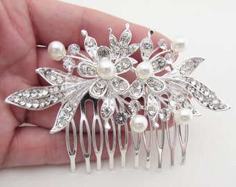 White Pearl and Crystal Wedding Hair Comb, Daisy Flower Hair Jewellery for Wedding, Classic Pearl Hair Comb for Bride, Hair Comb