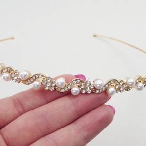 Perlen Hochzeit Haarband: Gold Braut Tiara mit weißen Perlen & Kristallen